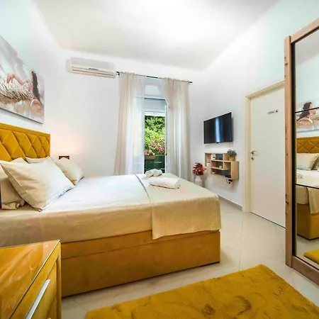 Alice Luxe Apartment Split