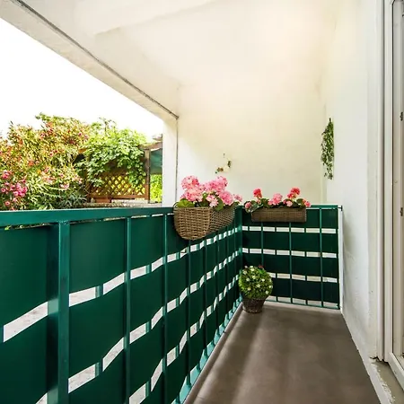 Alice Luxe Apartment Split