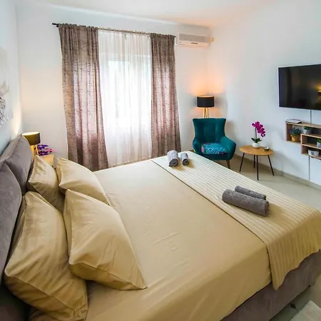 Alice Luxe Apartment Split